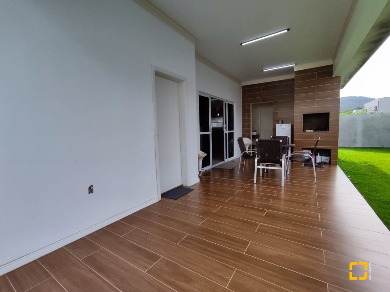 Casa com 327m², 8 quartos (sendo 3 suítes), 4 garagens, no bairro Ingleses em Florianópolis