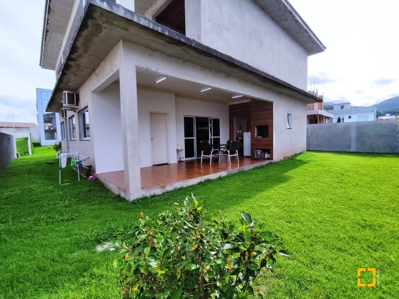 Casa com 327m², 8 quartos (sendo 3 suítes), 4 garagens, no bairro Ingleses em Florianópolis
