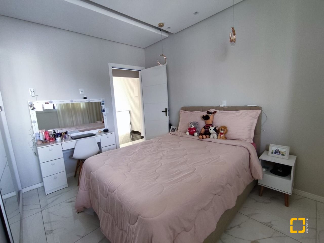 Casa com 327m², 8 quartos (sendo 3 suítes), 4 garagens, no bairro Ingleses em Florianópolis