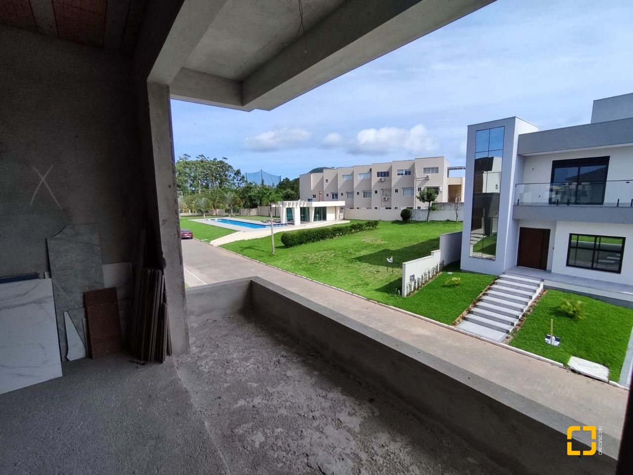 Casa com 327m², 8 quartos (sendo 3 suítes), 4 garagens, no bairro Ingleses em Florianópolis