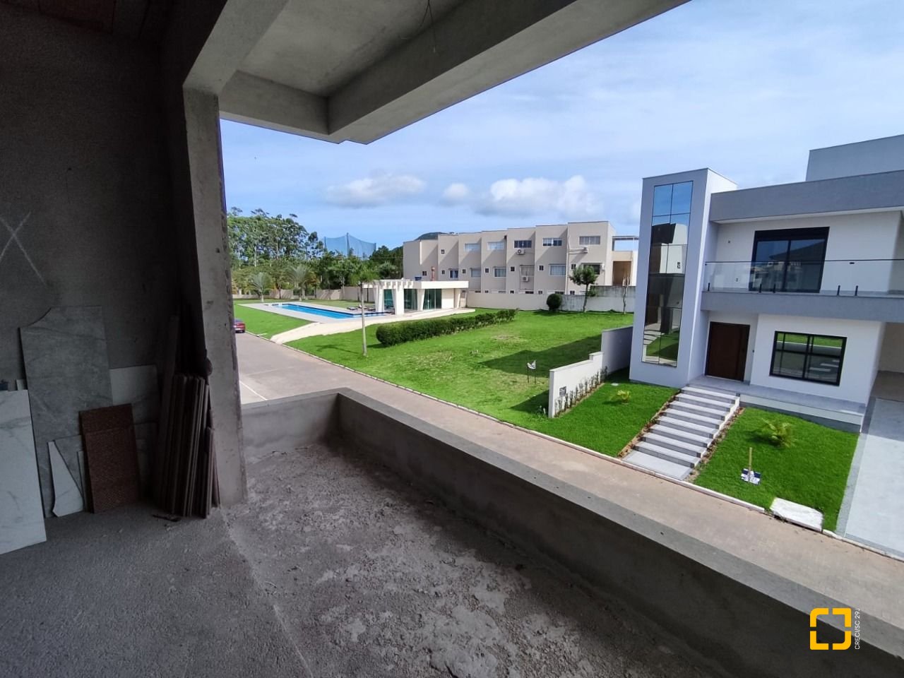 Casa com 327m², 8 quartos (sendo 3 suítes), 4 garagens, no bairro Ingleses em Florianópolis