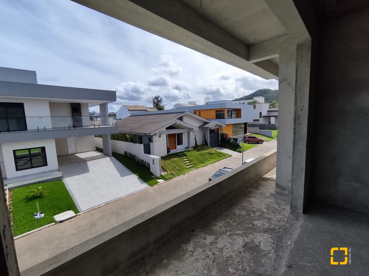 Casa com 327m², 8 quartos (sendo 3 suítes), 4 garagens, no bairro Ingleses em Florianópolis
