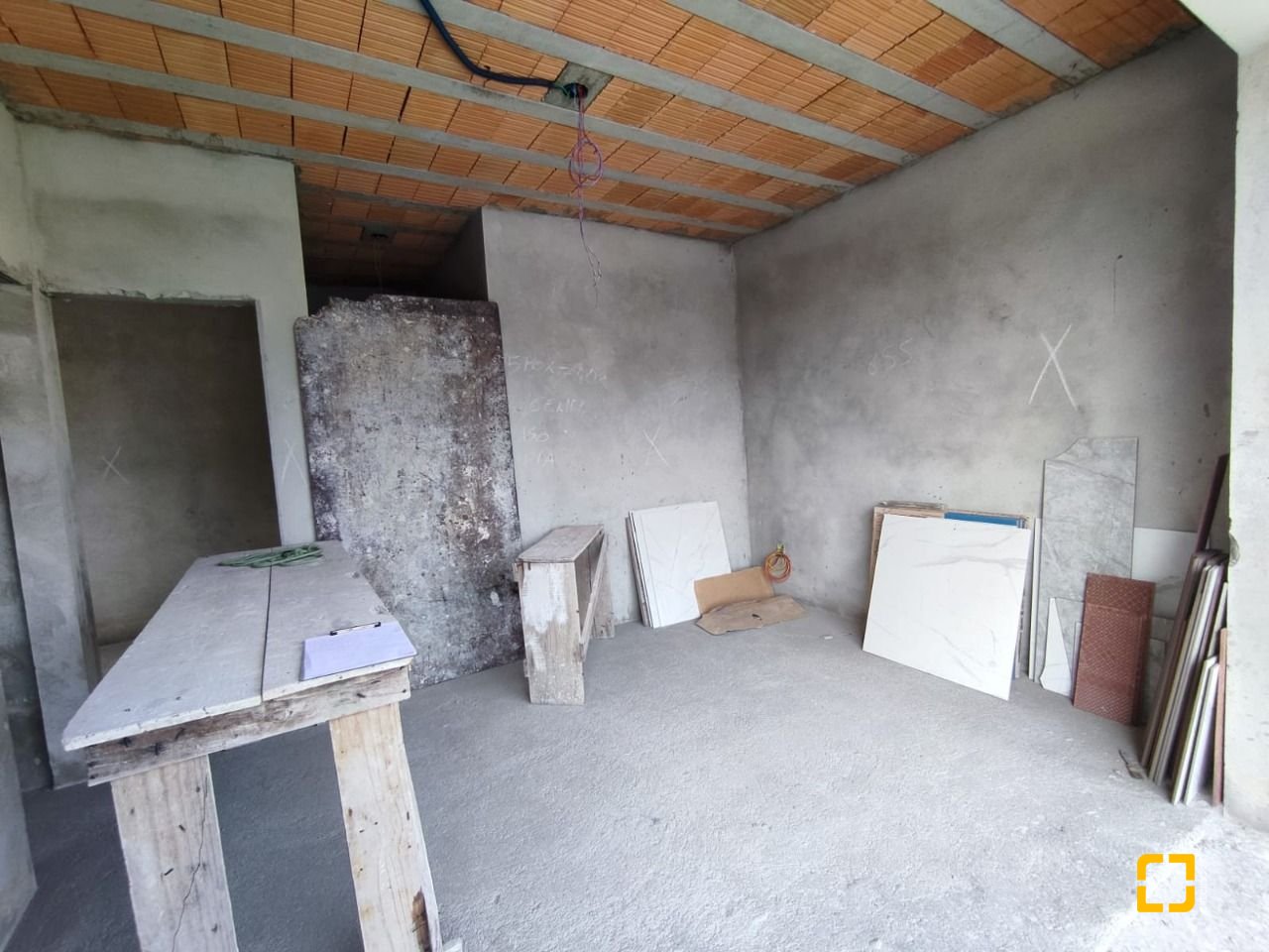 Casa com 327m², 8 quartos (sendo 3 suítes), 4 garagens, no bairro Ingleses em Florianópolis