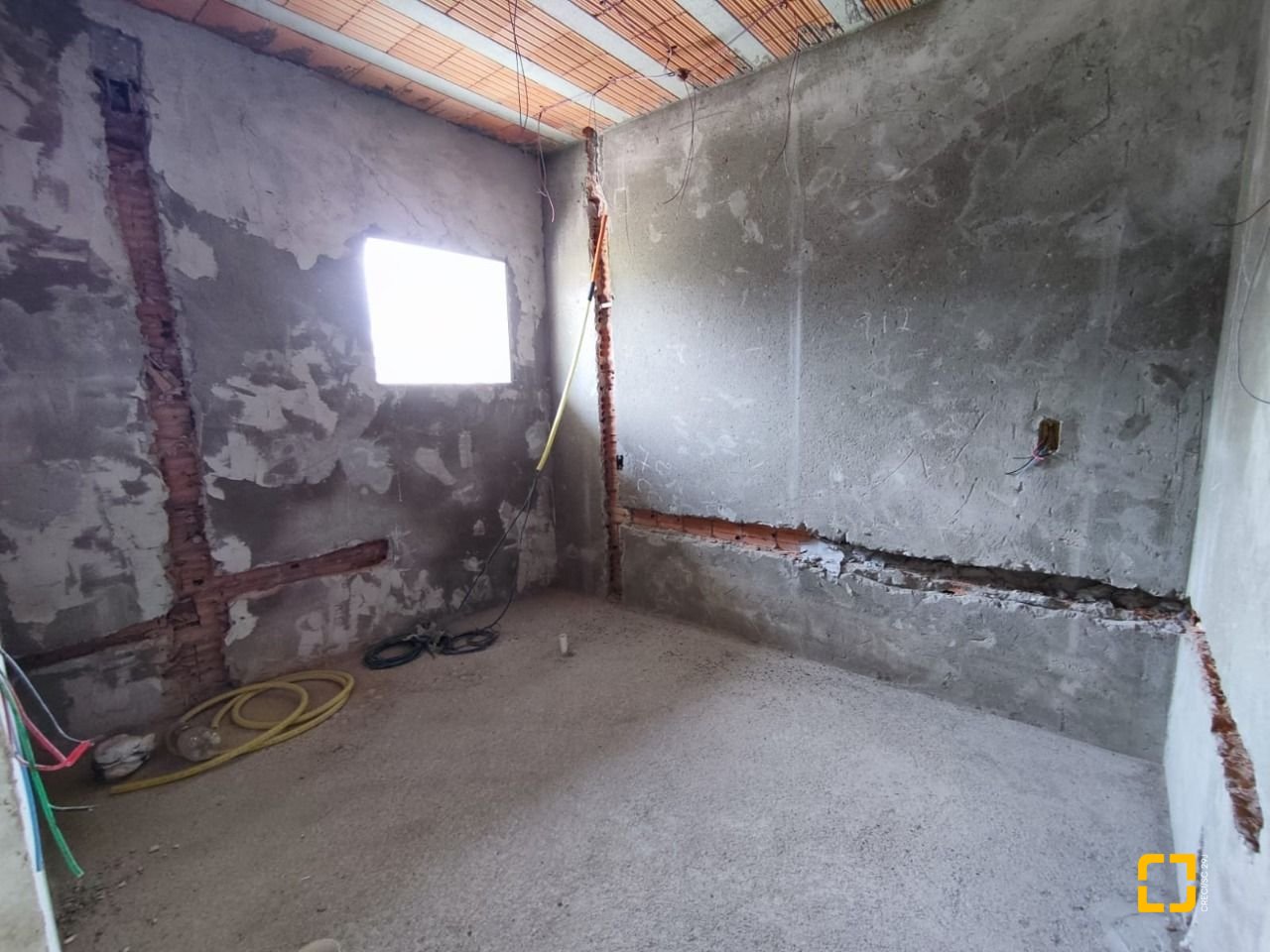 Casa com 327m², 8 quartos (sendo 3 suítes), 4 garagens, no bairro Ingleses em Florianópolis