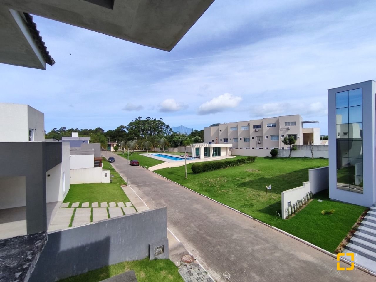 Casa com 327m², 8 quartos (sendo 3 suítes), 4 garagens, no bairro Ingleses em Florianópolis