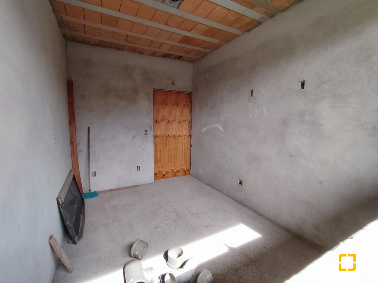 Casa com 327m², 8 quartos (sendo 3 suítes), 4 garagens, no bairro Ingleses em Florianópolis