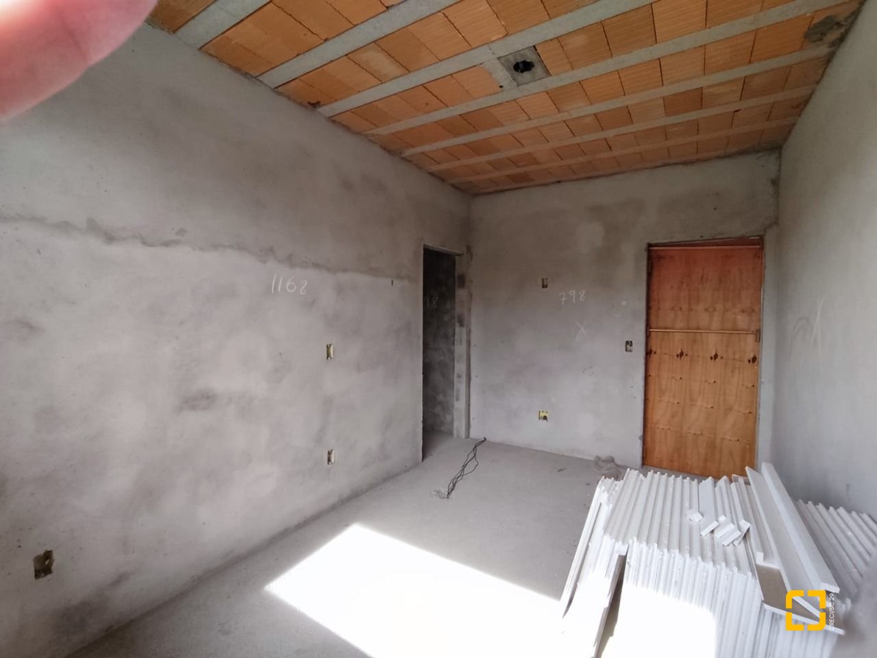 Casa com 327m², 8 quartos (sendo 3 suítes), 4 garagens, no bairro Ingleses em Florianópolis