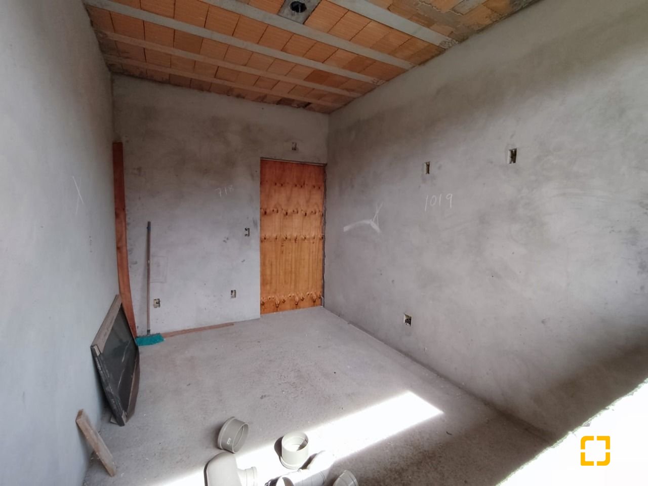 Casa com 327m², 8 quartos (sendo 3 suítes), 4 garagens, no bairro Ingleses em Florianópolis