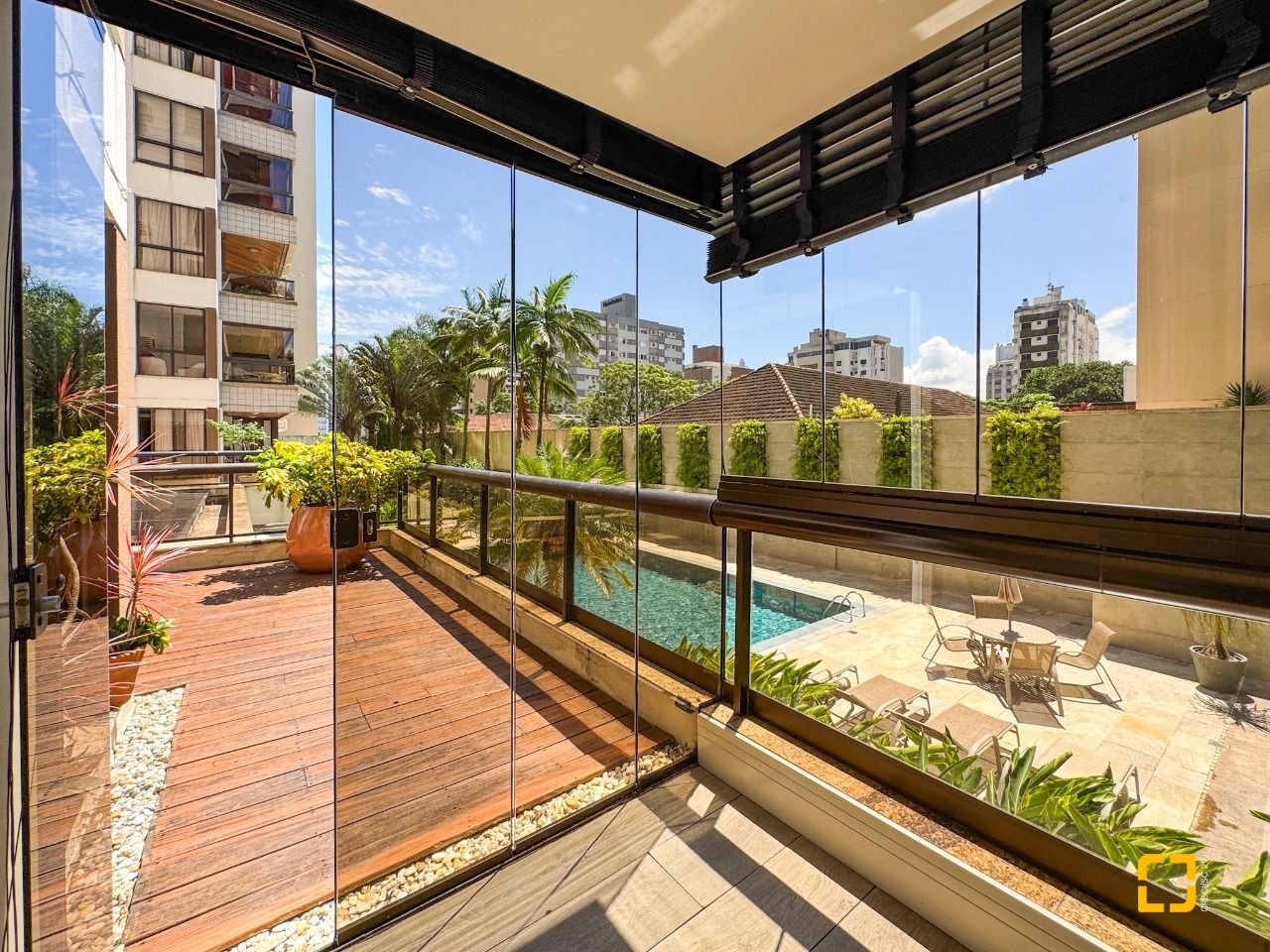 Apartamento com 325m², 6 quartos (sendo 2 suítes), 3 garagens, no bairro Centro em Florianópolis