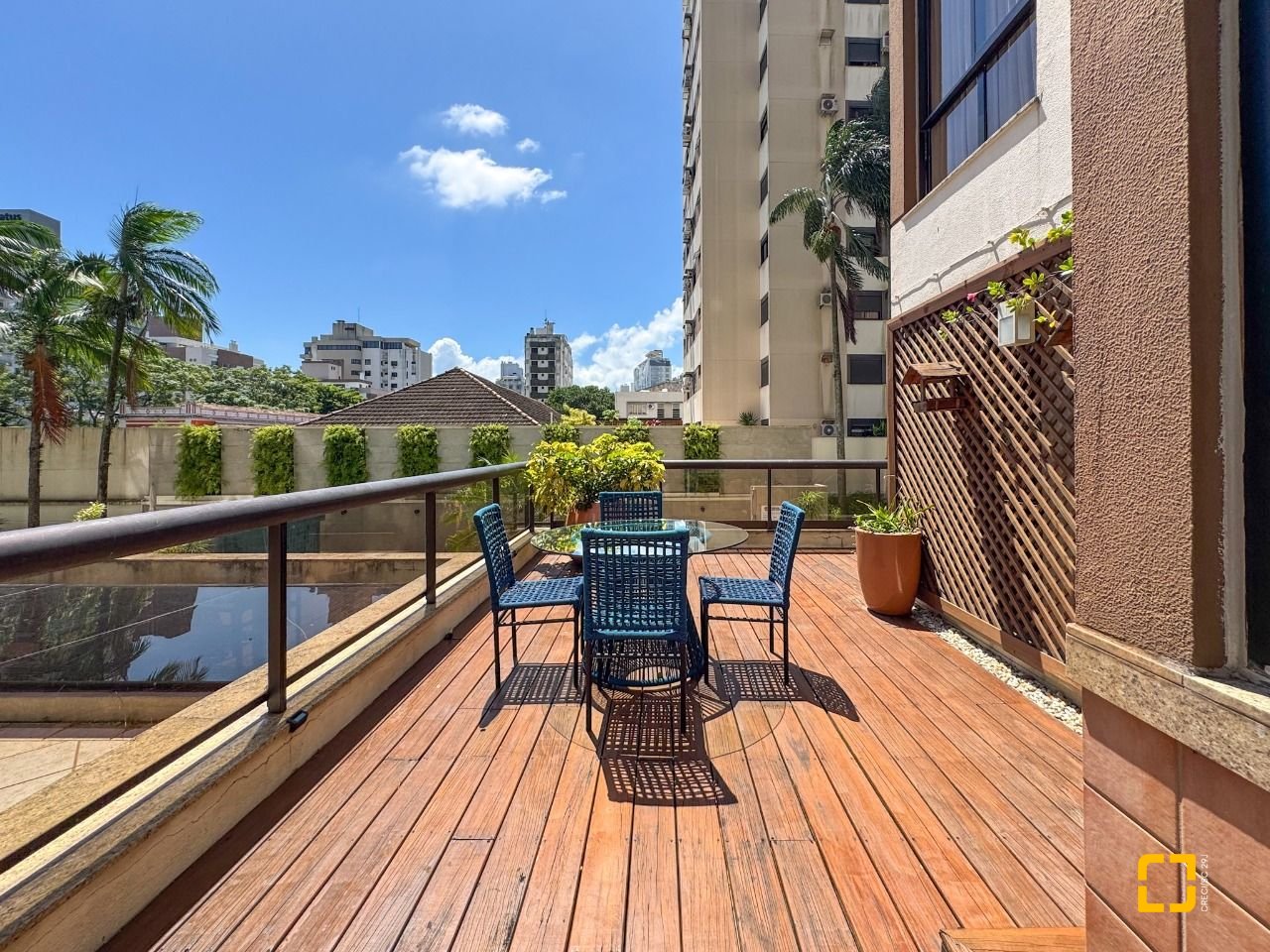 Apartamento com 325m², 6 quartos (sendo 2 suítes), 3 garagens, no bairro Centro em Florianópolis
