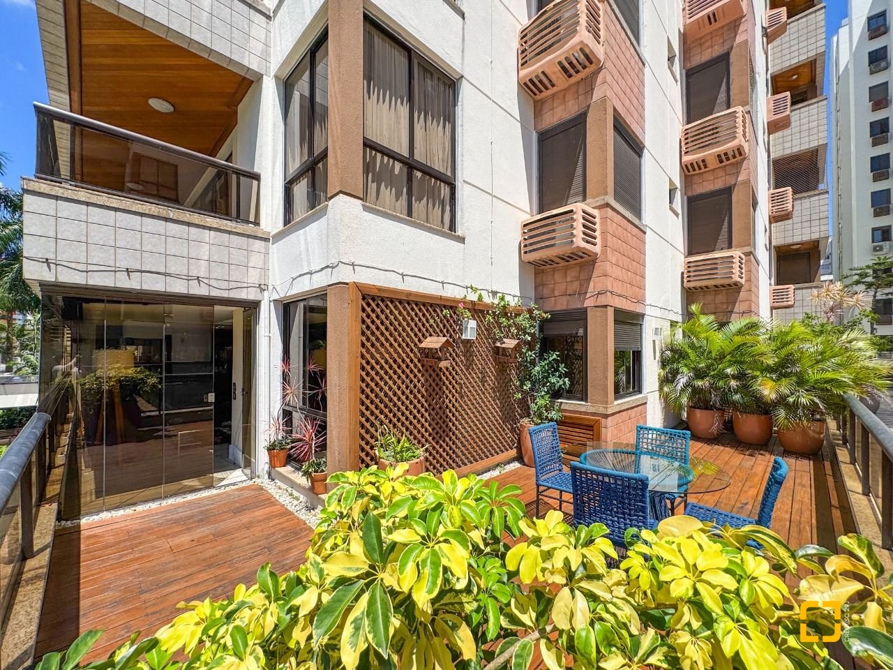 Apartamento com 325m², 6 quartos (sendo 2 suítes), 3 garagens, no bairro Centro em Florianópolis