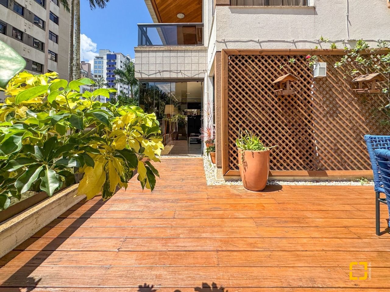 Apartamento com 325m², 6 quartos (sendo 2 suítes), 3 garagens, no bairro Centro em Florianópolis