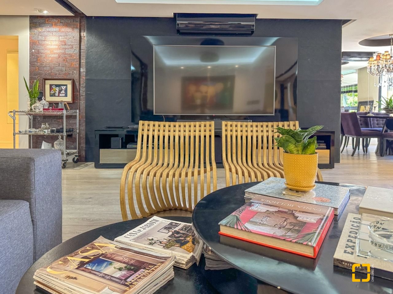 Apartamento com 325m², 6 quartos (sendo 2 suítes), 3 garagens, no bairro Centro em Florianópolis