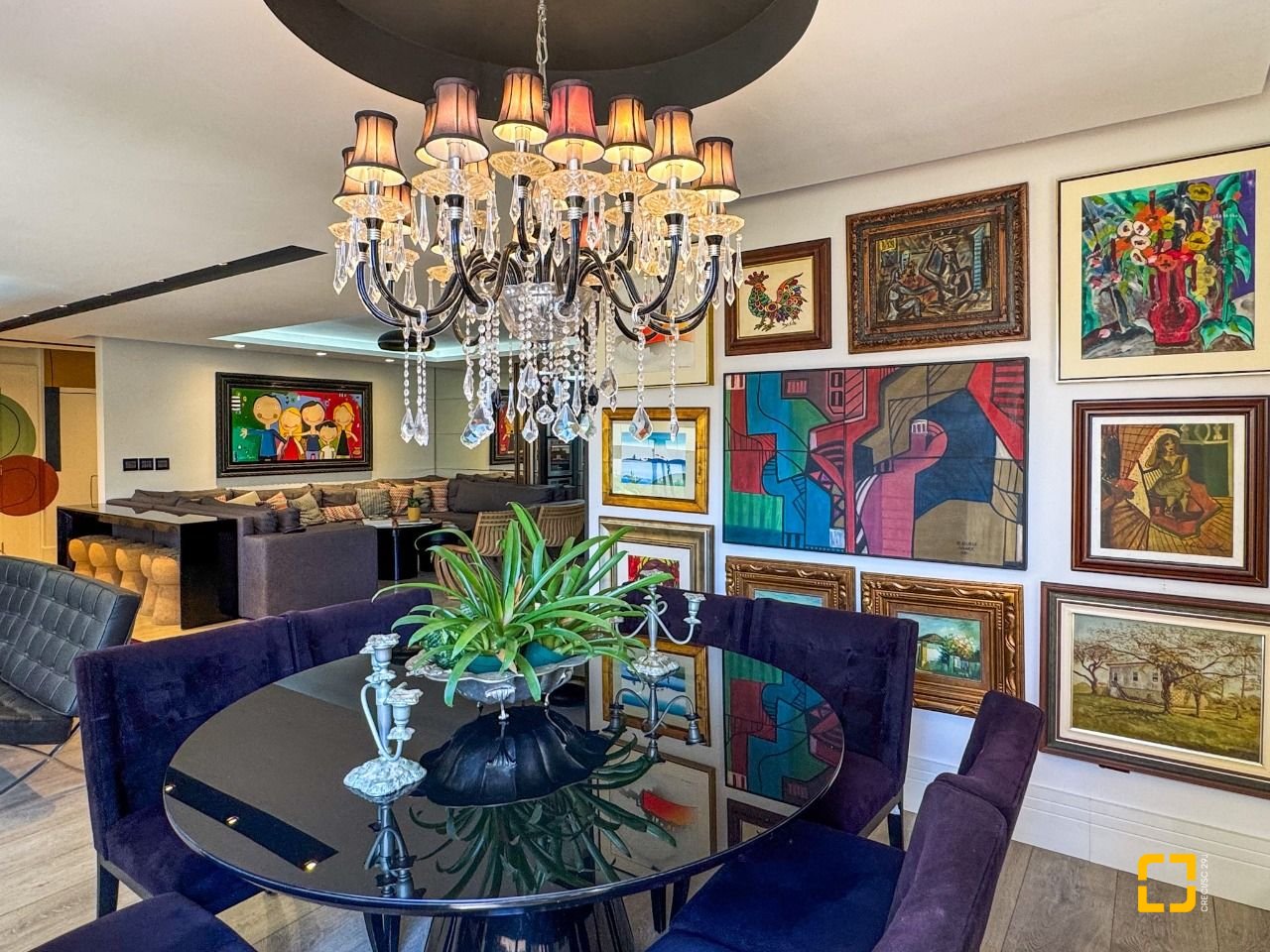 Apartamento com 325m², 6 quartos (sendo 2 suítes), 3 garagens, no bairro Centro em Florianópolis