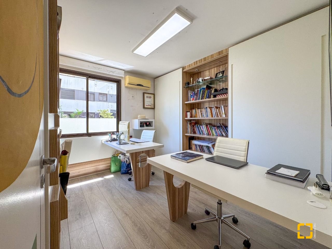 Apartamento com 325m², 6 quartos (sendo 2 suítes), 3 garagens, no bairro Centro em Florianópolis