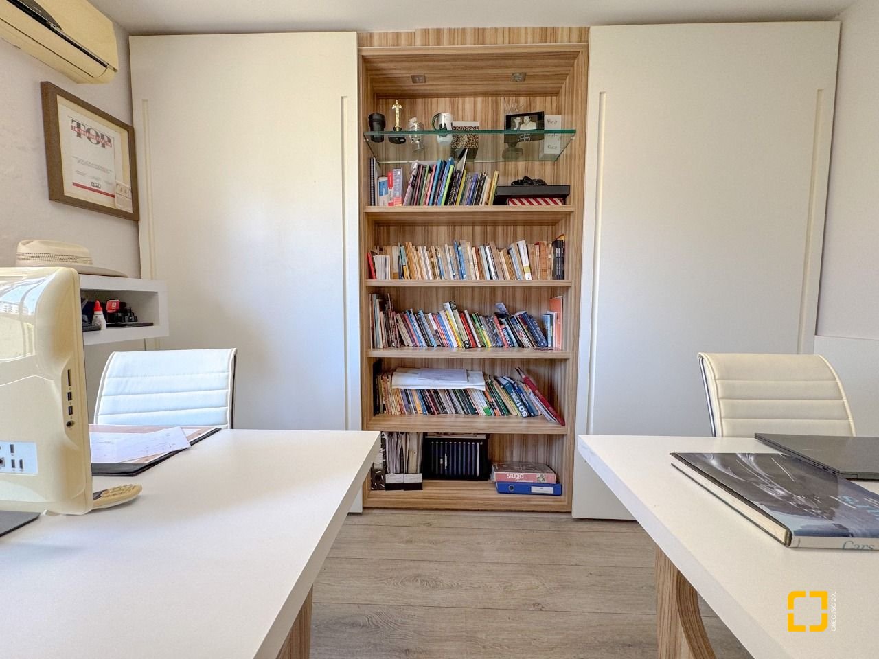 Apartamento com 325m², 6 quartos (sendo 2 suítes), 3 garagens, no bairro Centro em Florianópolis