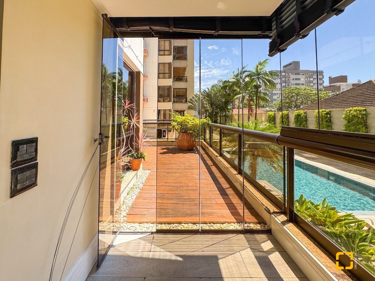 Apartamento com 325m², 6 quartos (sendo 2 suítes), 3 garagens, no bairro Centro em Florianópolis