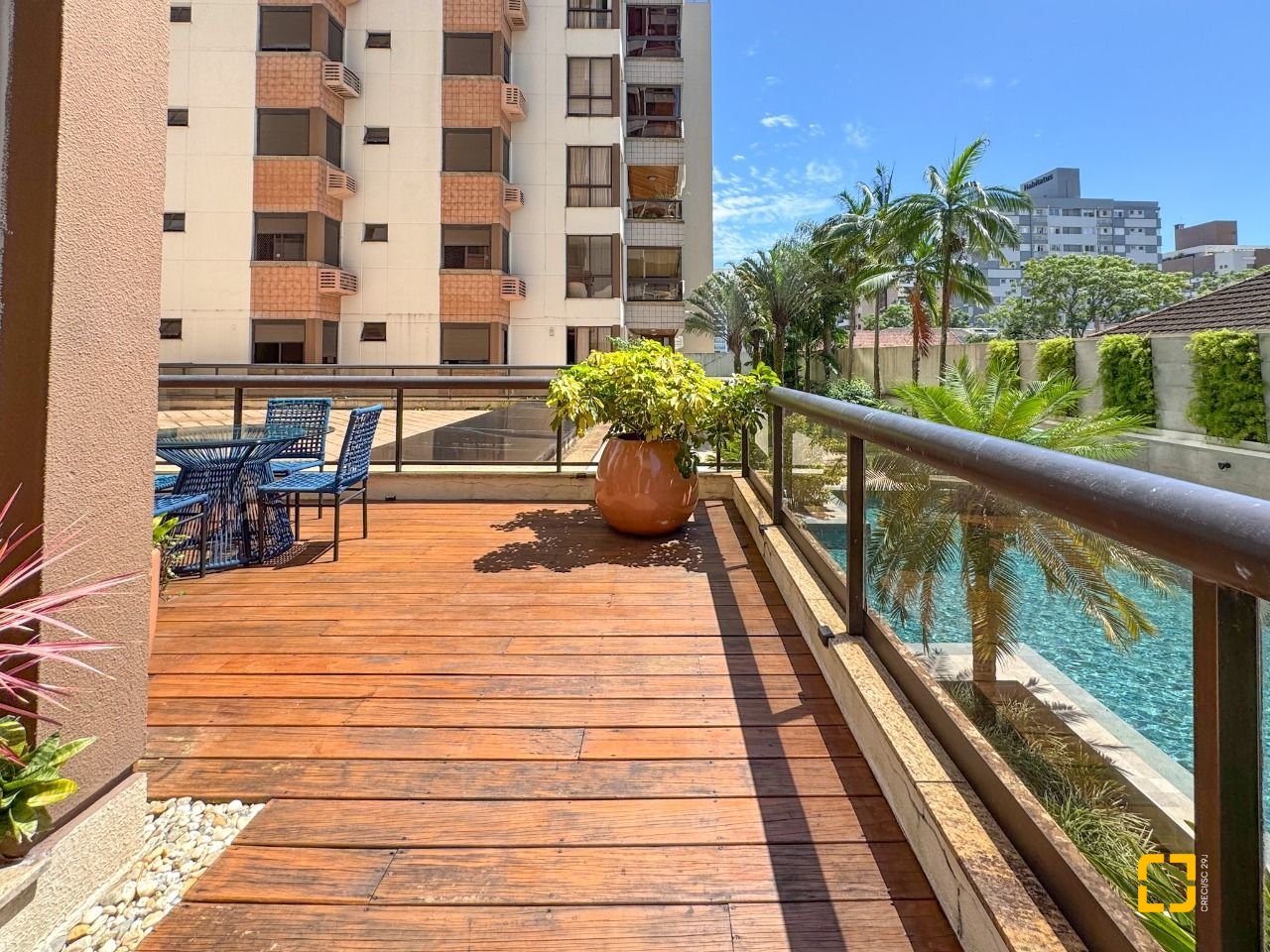 Apartamento com 325m², 6 quartos (sendo 2 suítes), 3 garagens, no bairro Centro em Florianópolis