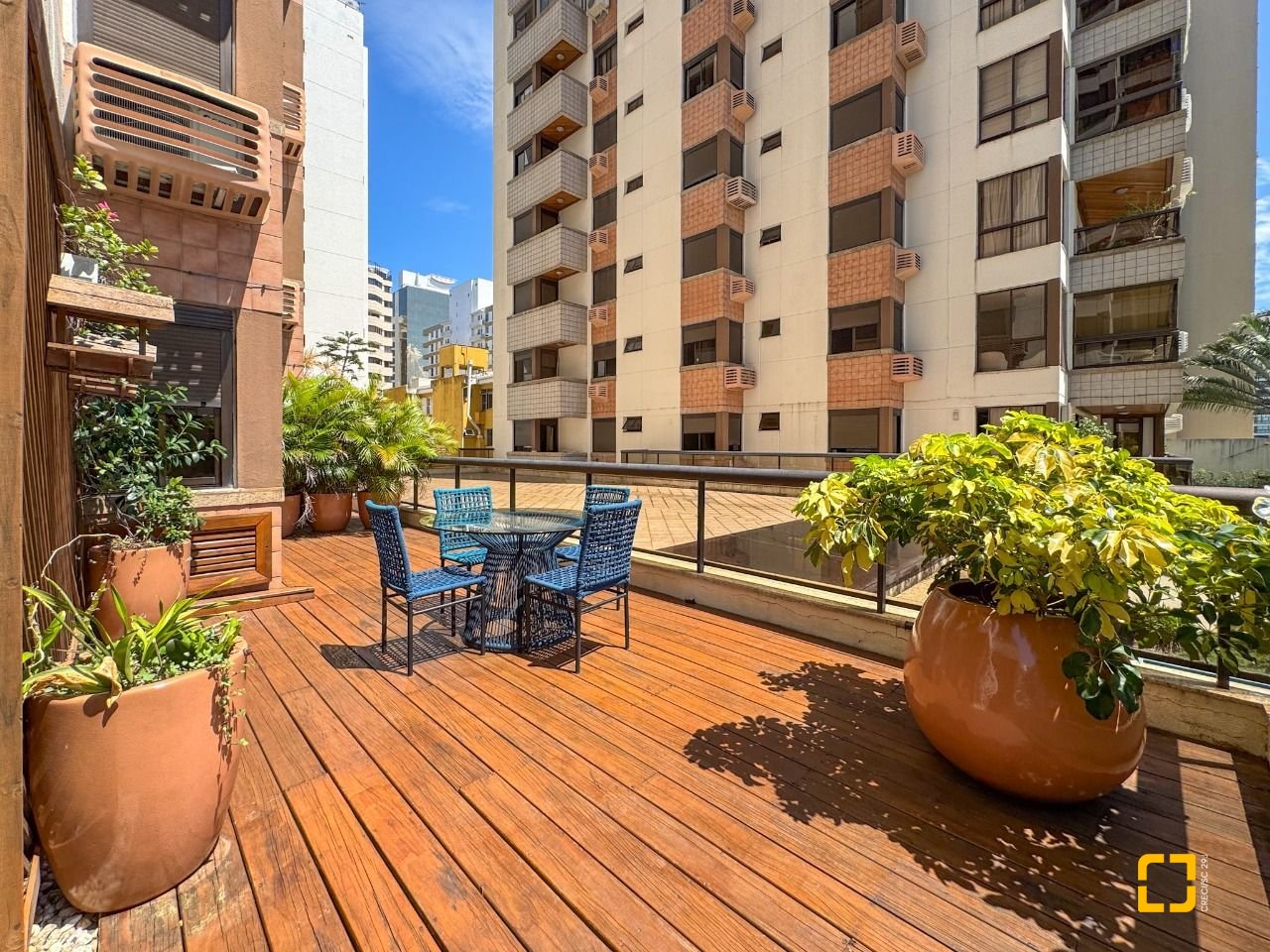 Apartamento com 325m², 6 quartos (sendo 2 suítes), 3 garagens, no bairro Centro em Florianópolis