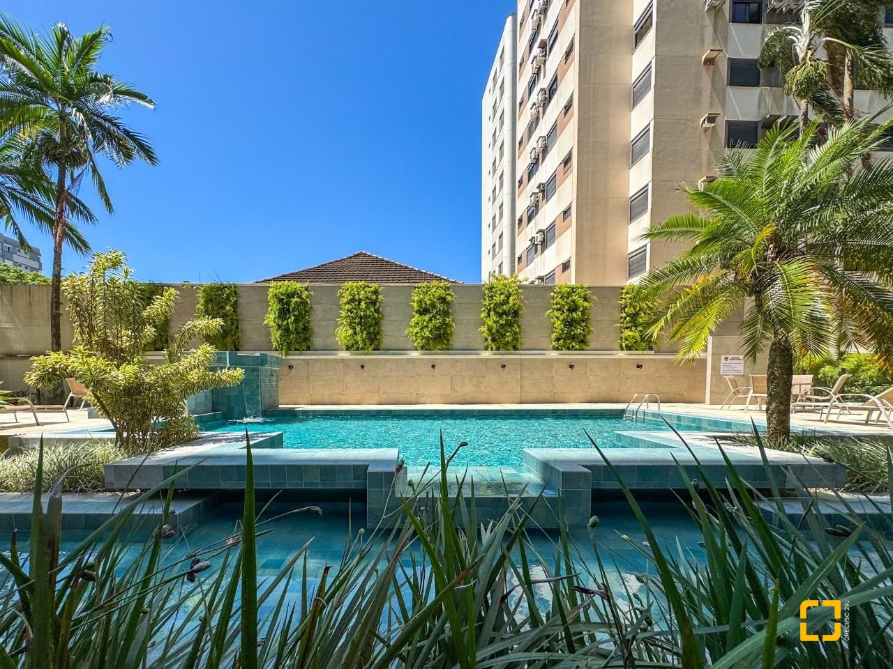 Apartamento com 325m², 6 quartos (sendo 2 suítes), 3 garagens, no bairro Centro em Florianópolis