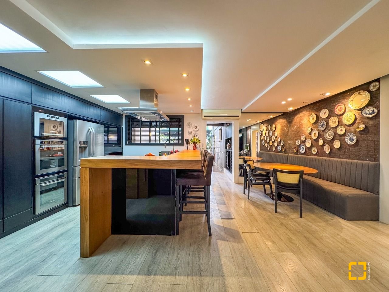 Apartamento com 325m², 6 quartos (sendo 2 suítes), 3 garagens, no bairro Centro em Florianópolis