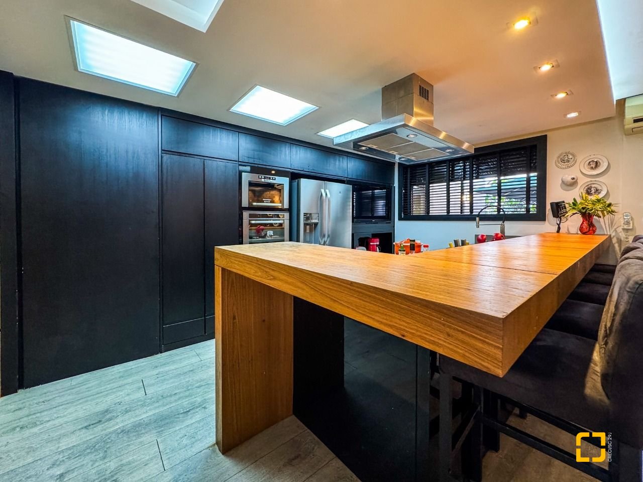 Apartamento com 325m², 6 quartos (sendo 2 suítes), 3 garagens, no bairro Centro em Florianópolis