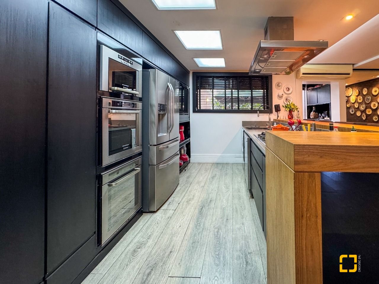Apartamento com 325m², 6 quartos (sendo 2 suítes), 3 garagens, no bairro Centro em Florianópolis