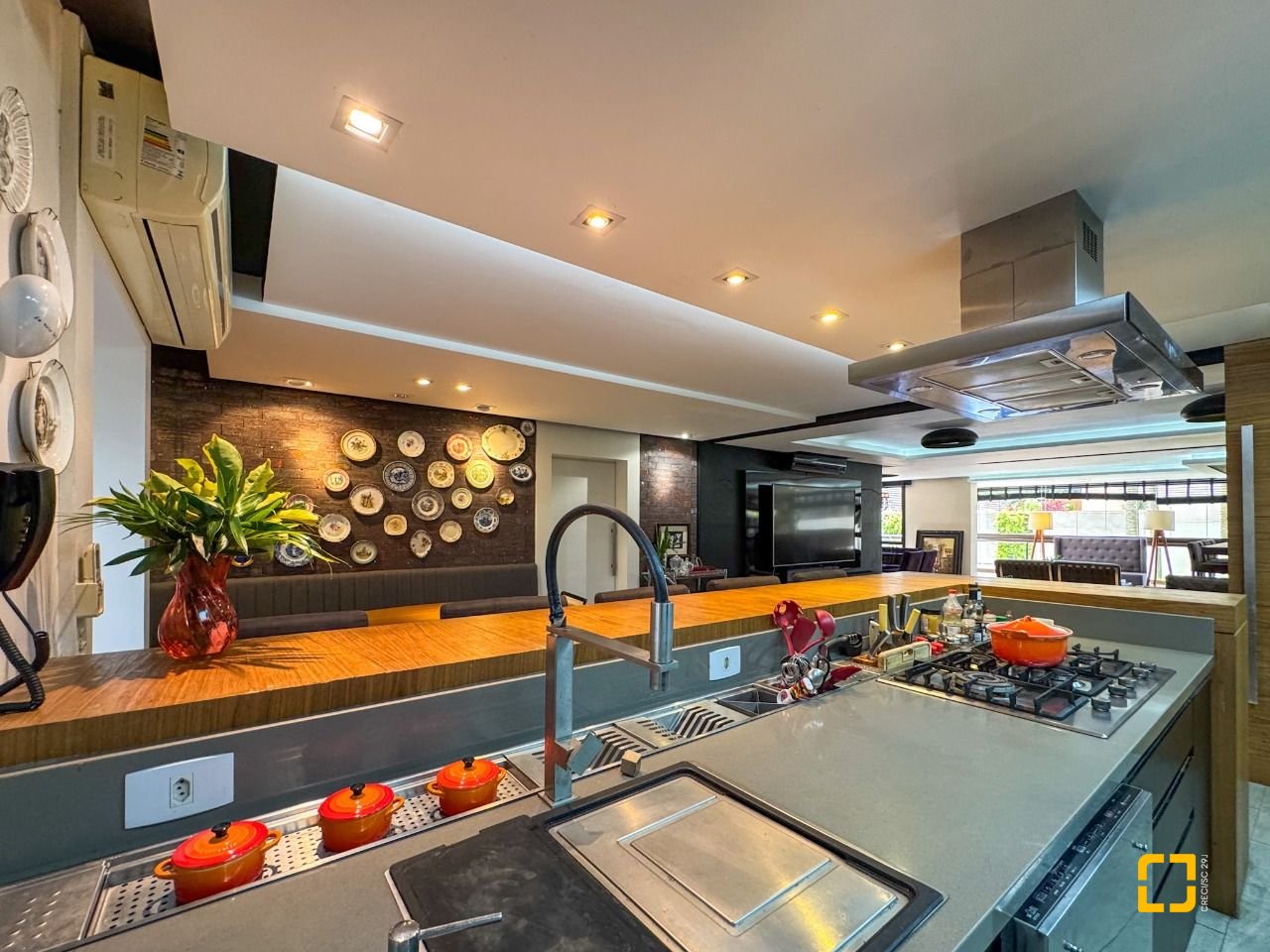Apartamento com 325m², 6 quartos (sendo 2 suítes), 3 garagens, no bairro Centro em Florianópolis