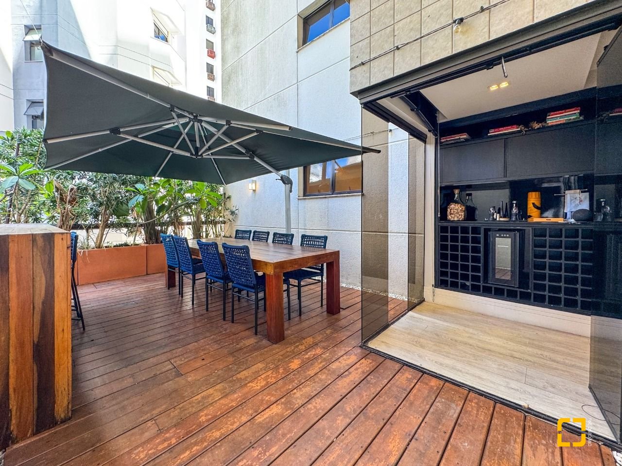 Apartamento com 325m², 6 quartos (sendo 2 suítes), 3 garagens, no bairro Centro em Florianópolis