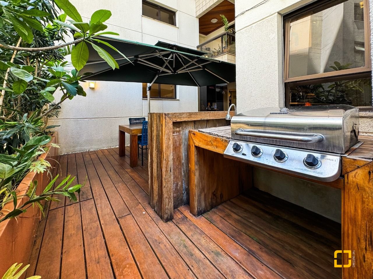 Apartamento com 325m², 6 quartos (sendo 2 suítes), 3 garagens, no bairro Centro em Florianópolis