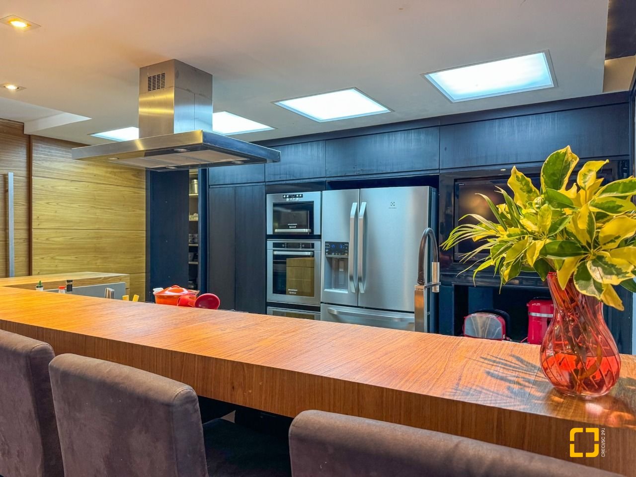Apartamento com 325m², 6 quartos (sendo 2 suítes), 3 garagens, no bairro Centro em Florianópolis
