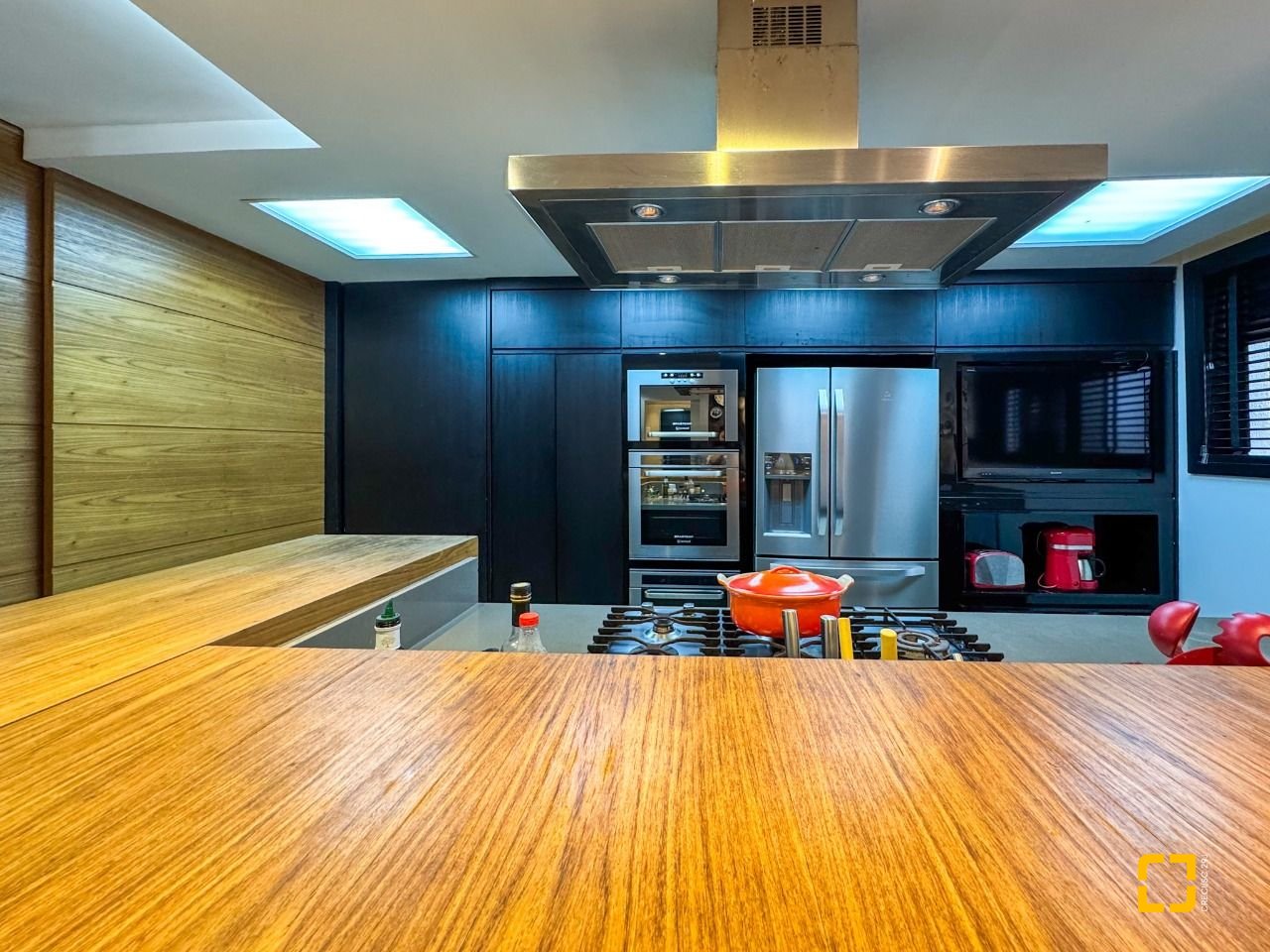 Apartamento com 325m², 6 quartos (sendo 2 suítes), 3 garagens, no bairro Centro em Florianópolis