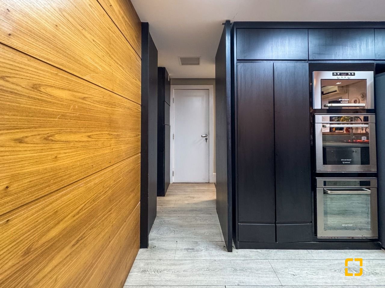 Apartamento com 325m², 6 quartos (sendo 2 suítes), 3 garagens, no bairro Centro em Florianópolis