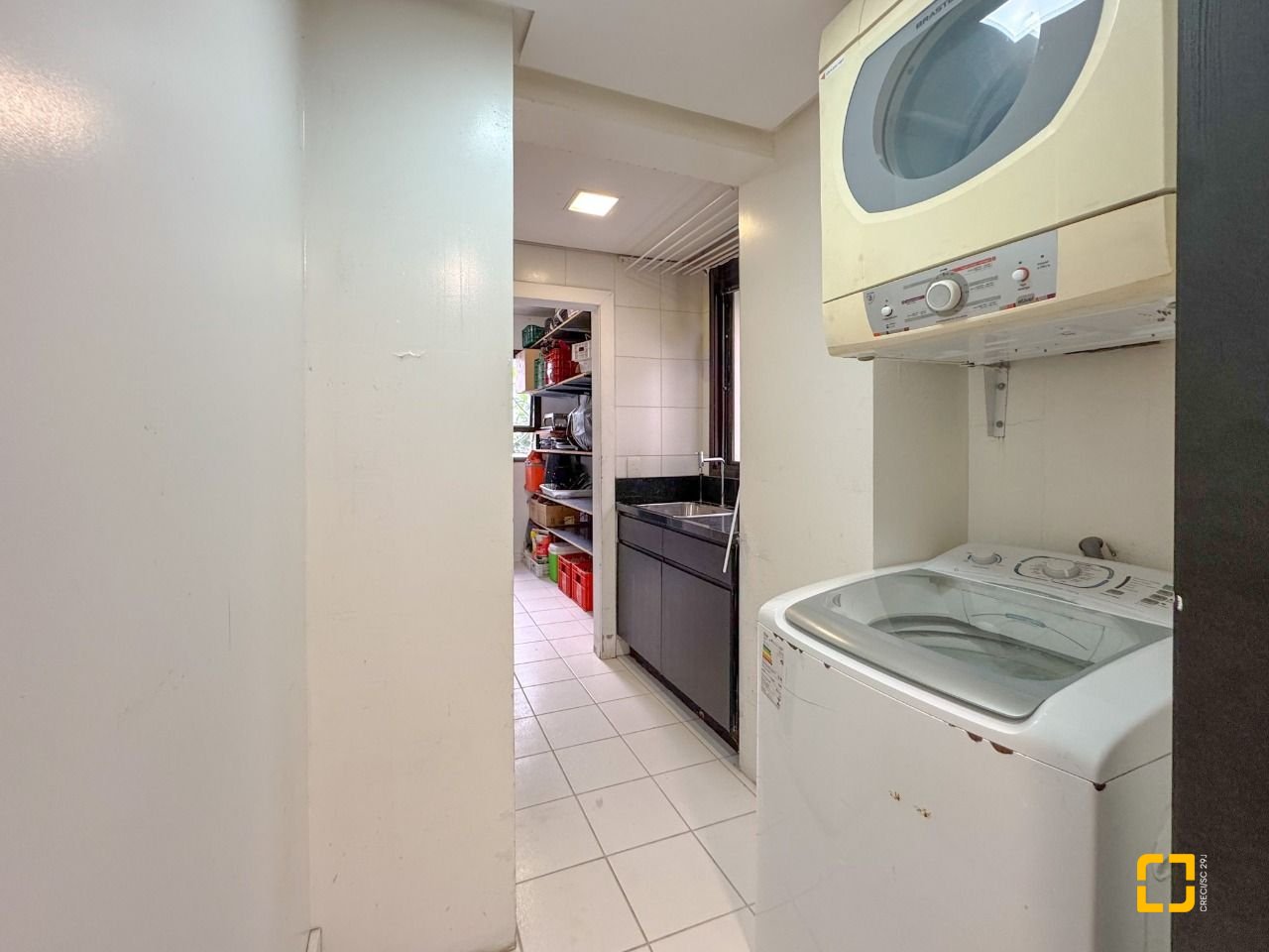 Apartamento com 325m², 6 quartos (sendo 2 suítes), 3 garagens, no bairro Centro em Florianópolis