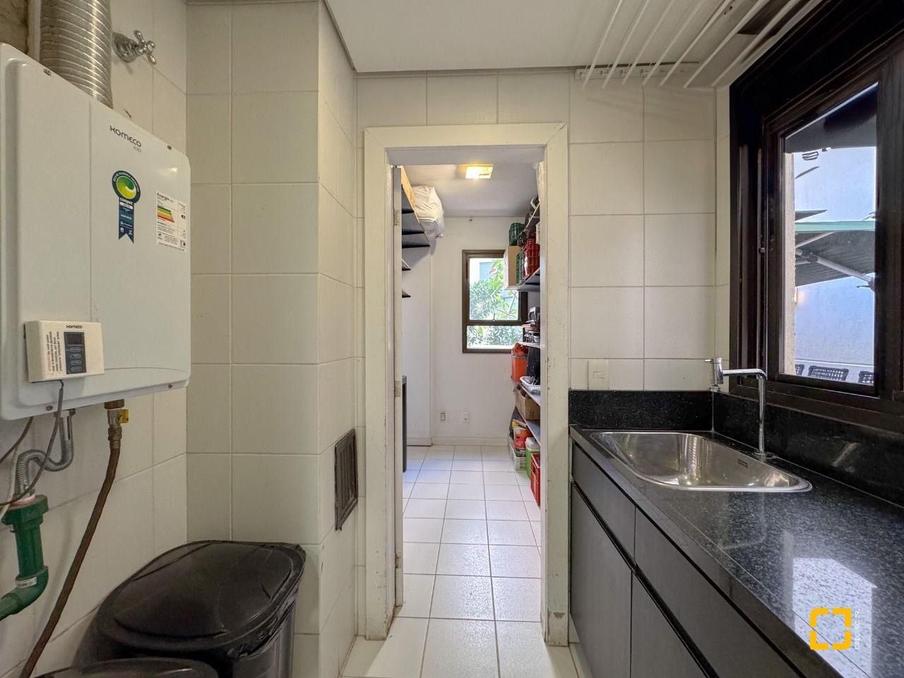 Apartamento com 325m², 6 quartos (sendo 2 suítes), 3 garagens, no bairro Centro em Florianópolis
