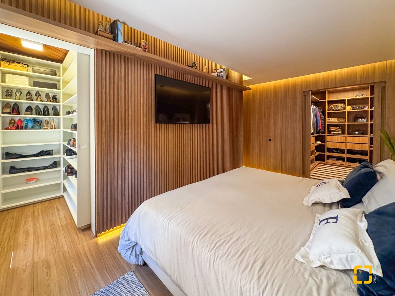 Apartamento com 325m², 6 quartos (sendo 2 suítes), 3 garagens, no bairro Centro em Florianópolis