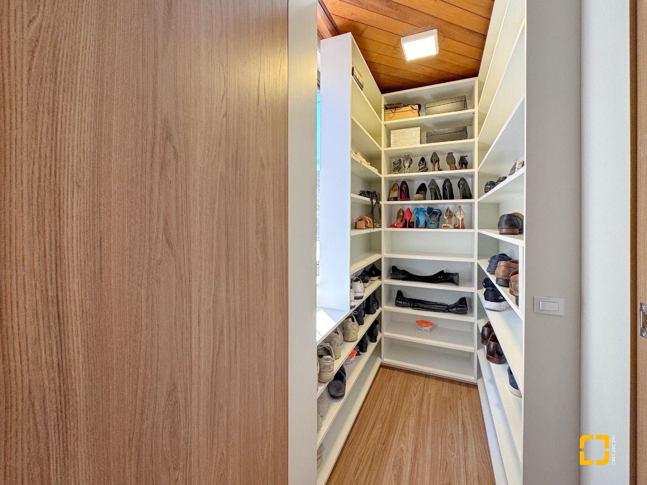 Apartamento com 325m², 6 quartos (sendo 2 suítes), 3 garagens, no bairro Centro em Florianópolis