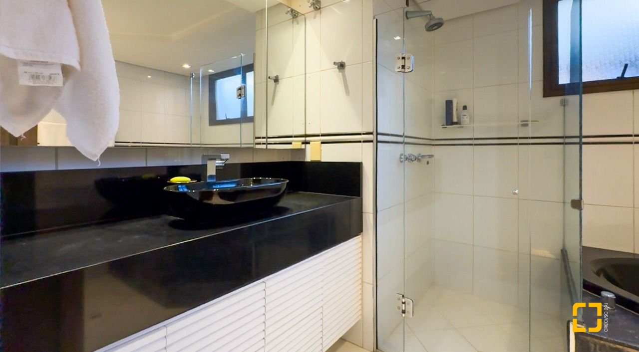 Apartamento com 325m², 6 quartos (sendo 2 suítes), 3 garagens, no bairro Centro em Florianópolis
