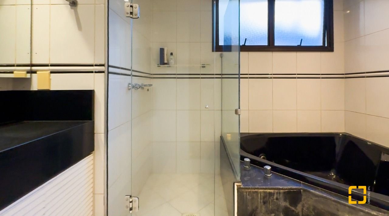 Apartamento com 325m², 6 quartos (sendo 2 suítes), 3 garagens, no bairro Centro em Florianópolis