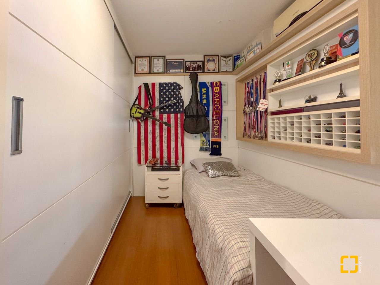 Apartamento com 325m², 6 quartos (sendo 2 suítes), 3 garagens, no bairro Centro em Florianópolis