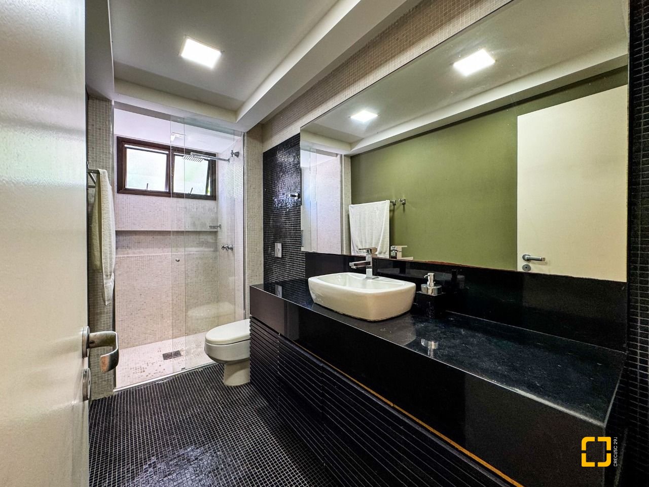 Apartamento com 325m², 6 quartos (sendo 2 suítes), 3 garagens, no bairro Centro em Florianópolis