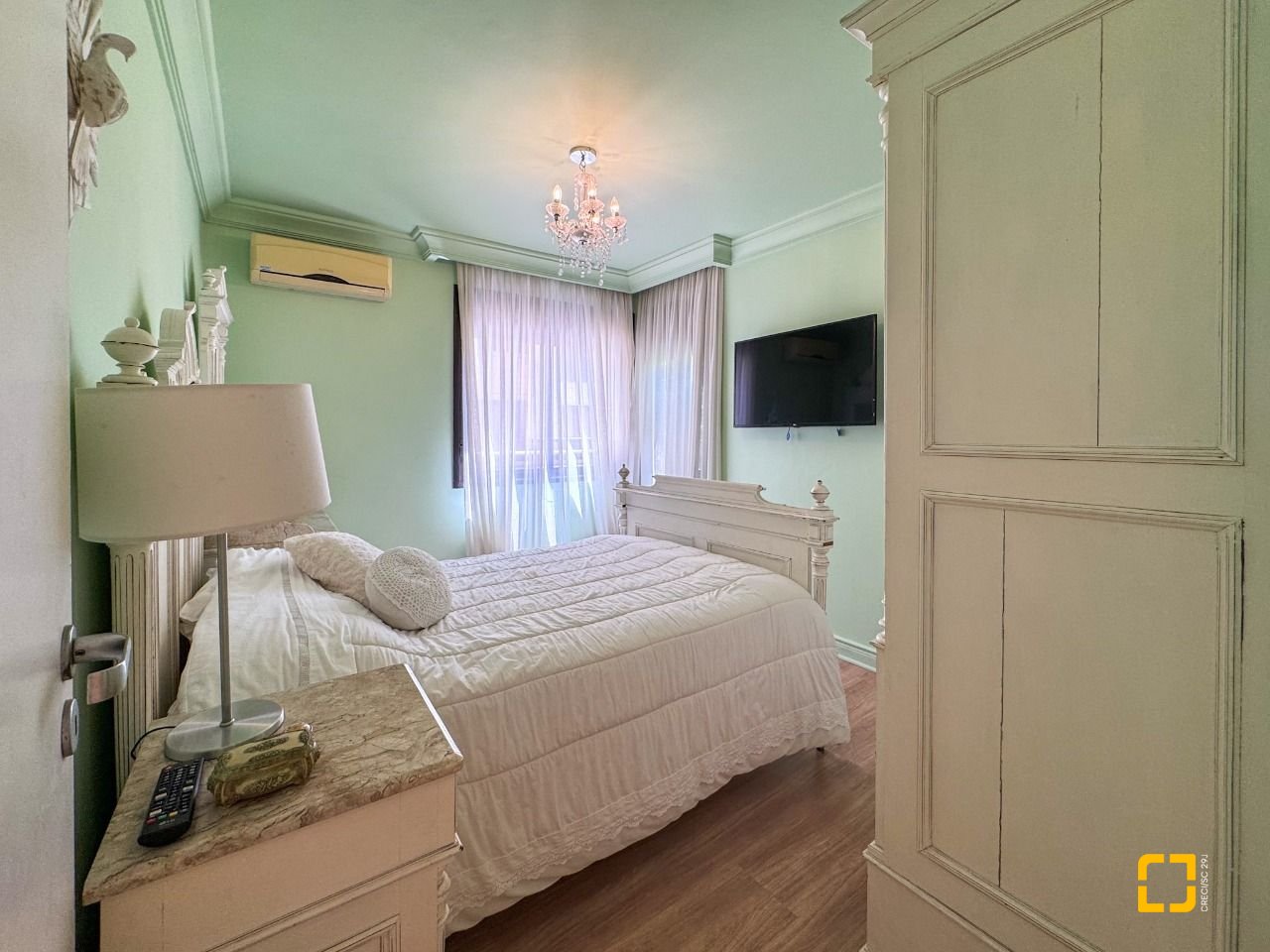 Apartamento com 325m², 6 quartos (sendo 2 suítes), 3 garagens, no bairro Centro em Florianópolis