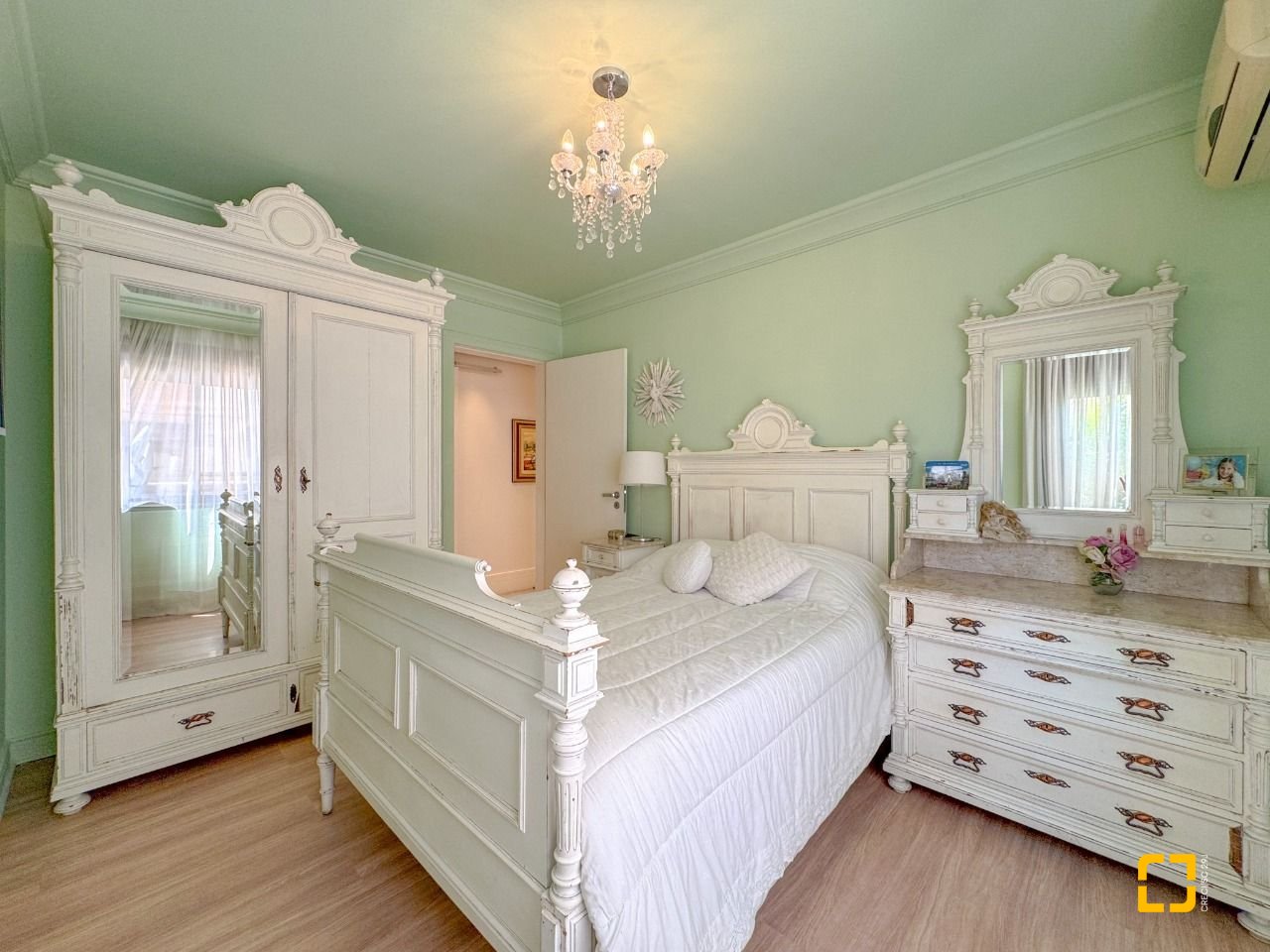 Apartamento com 325m², 6 quartos (sendo 2 suítes), 3 garagens, no bairro Centro em Florianópolis