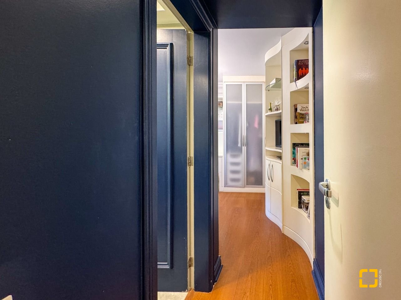 Apartamento com 325m², 6 quartos (sendo 2 suítes), 3 garagens, no bairro Centro em Florianópolis