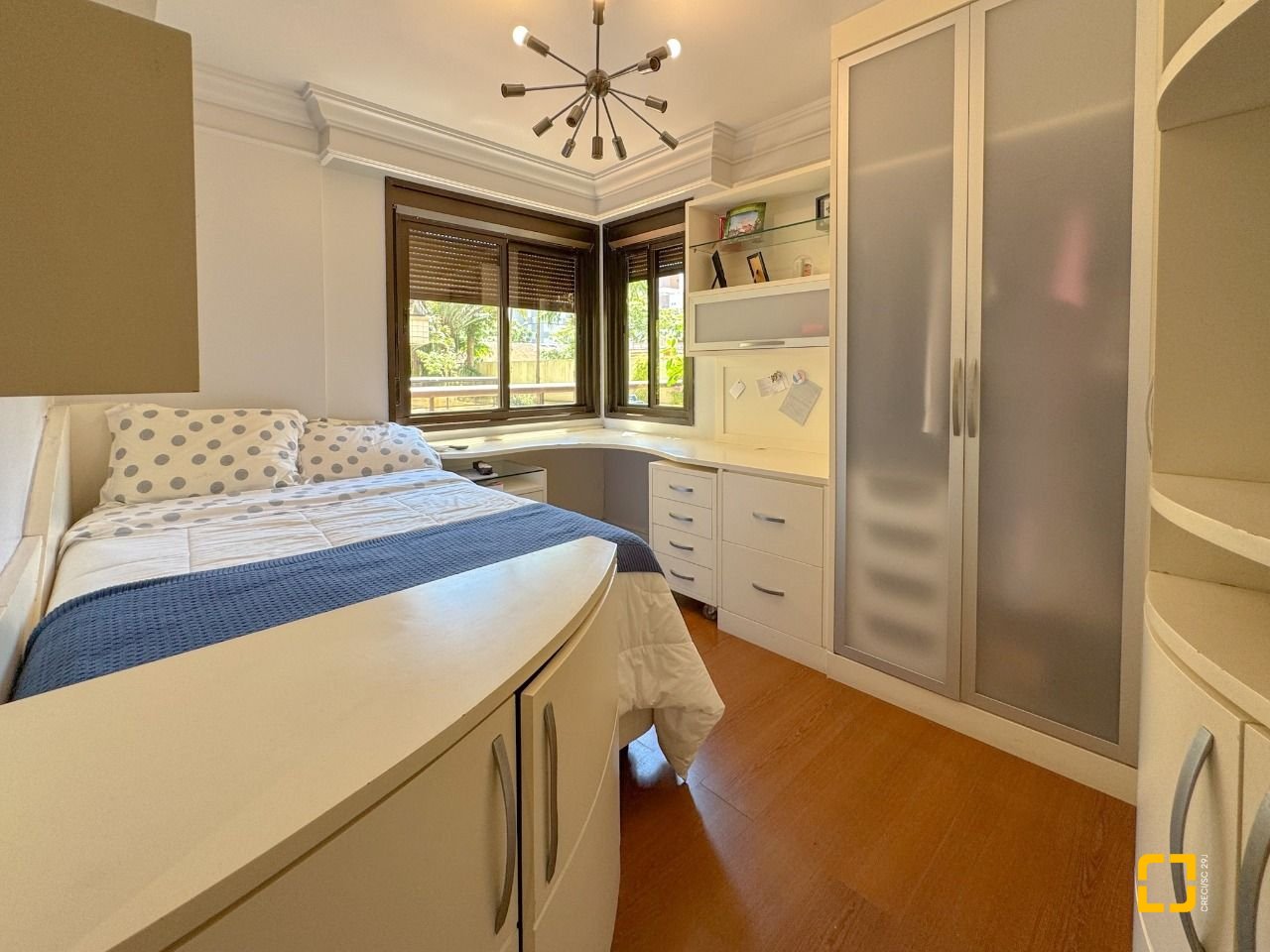 Apartamento com 325m², 6 quartos (sendo 2 suítes), 3 garagens, no bairro Centro em Florianópolis