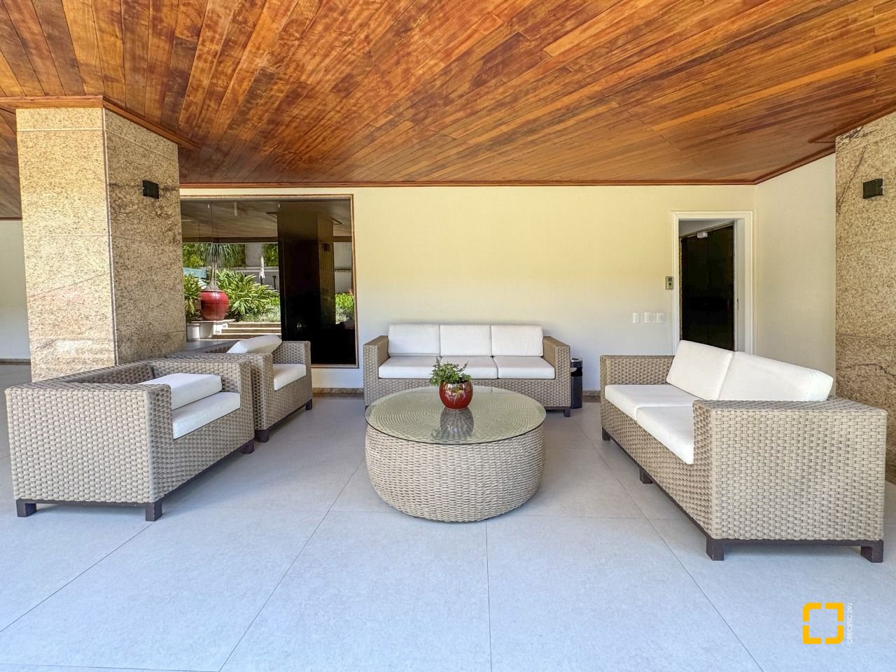Apartamento com 325m², 6 quartos (sendo 2 suítes), 3 garagens, no bairro Centro em Florianópolis