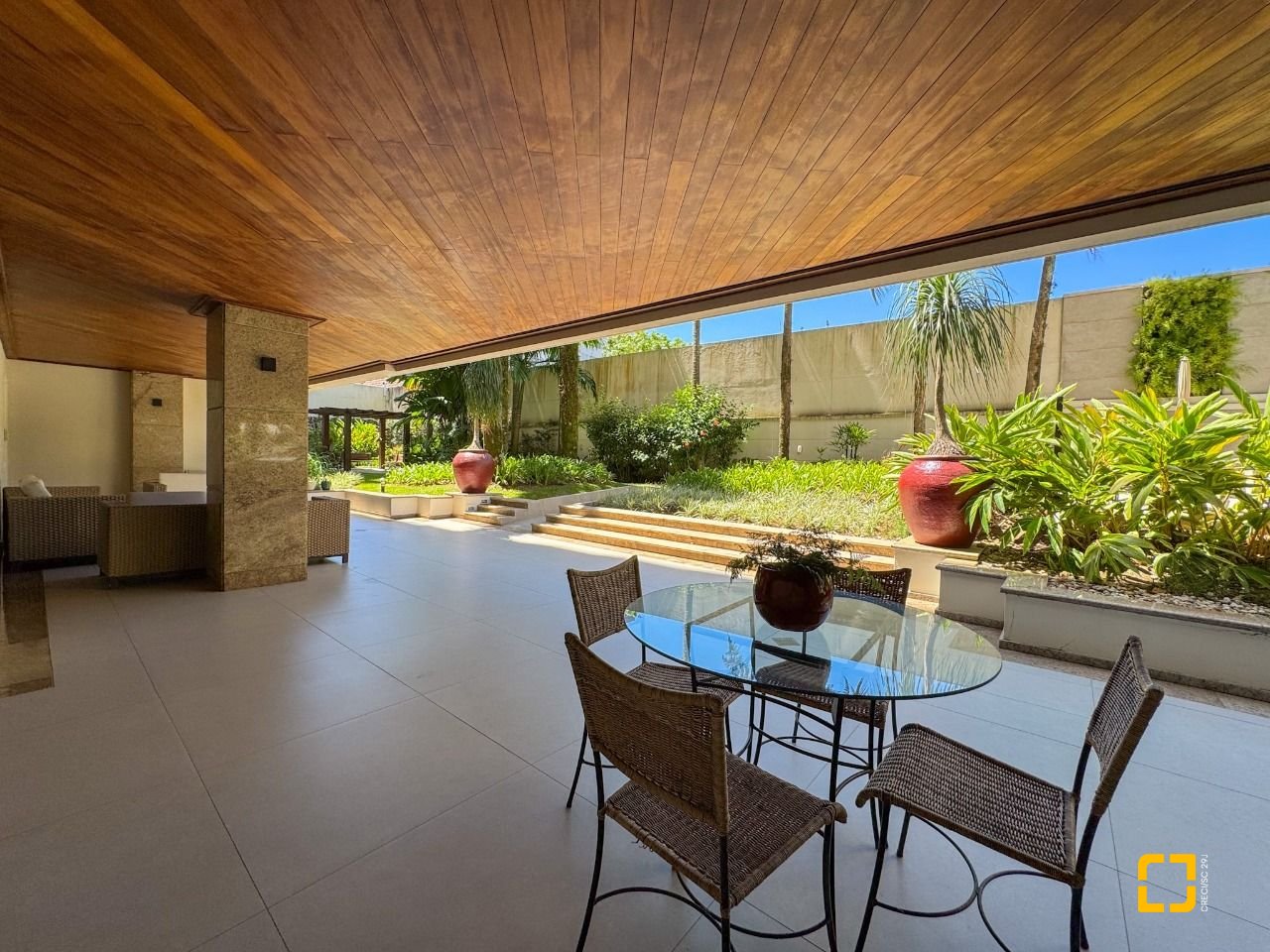Apartamento com 325m², 6 quartos (sendo 2 suítes), 3 garagens, no bairro Centro em Florianópolis
