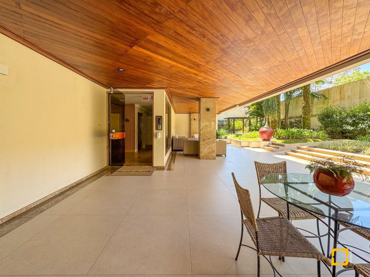 Apartamento com 325m², 6 quartos (sendo 2 suítes), 3 garagens, no bairro Centro em Florianópolis