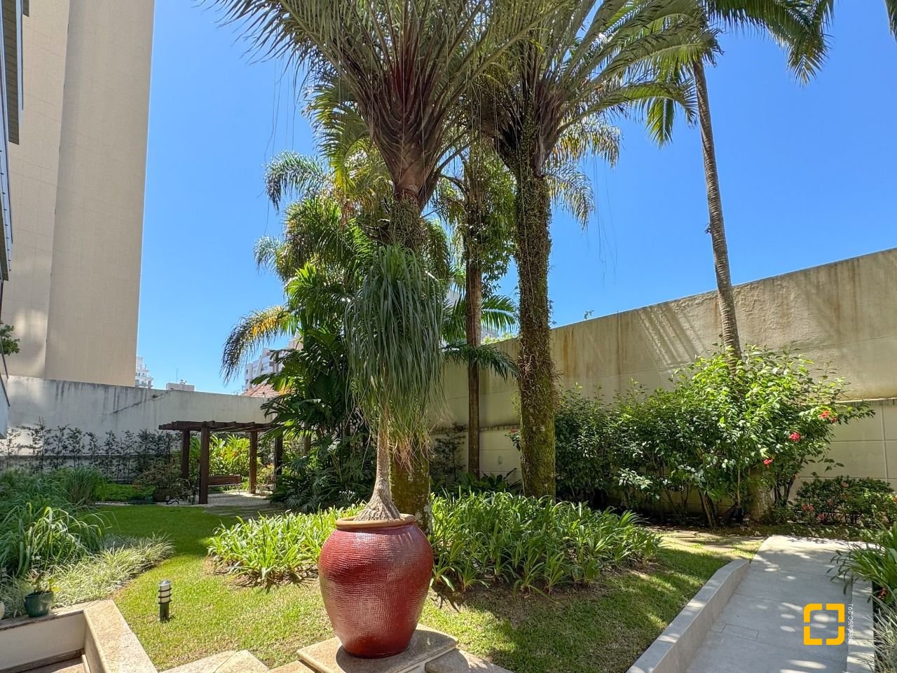 Apartamento com 325m², 6 quartos (sendo 2 suítes), 3 garagens, no bairro Centro em Florianópolis