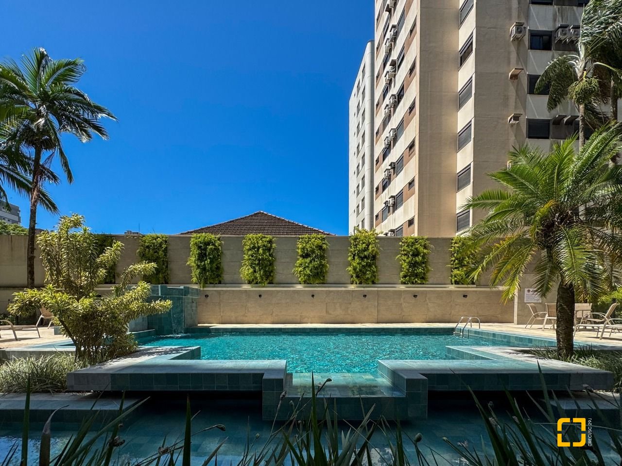 Apartamento com 325m², 6 quartos (sendo 2 suítes), 3 garagens, no bairro Centro em Florianópolis